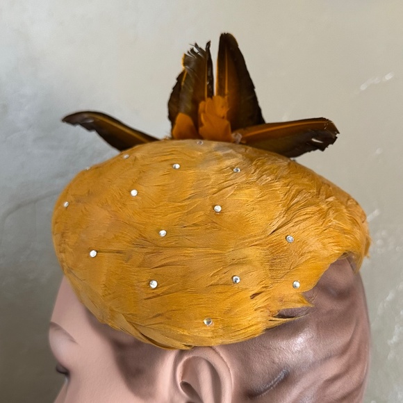 ENTHRALLING 1950s\' GOLD COLORED  FEATHER COCKTAIL HAT WITH FEATHER \